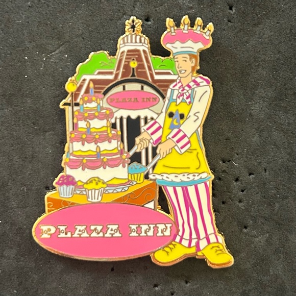 Disneyland Annual Passholder Limited Edition Pin 10000 Plaza INN 2003 - Picture 1 of 3